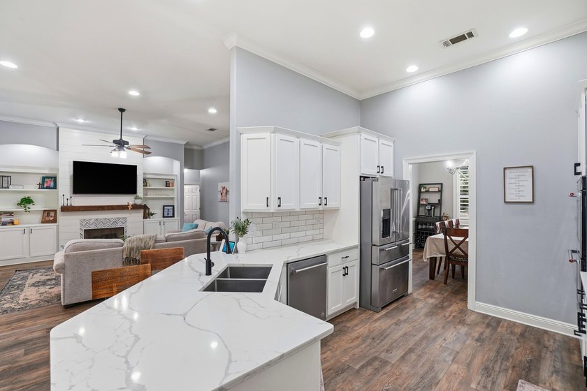 Movie theater? Covered heated pool? This stunning 5 bed, 4 bath - photo 14