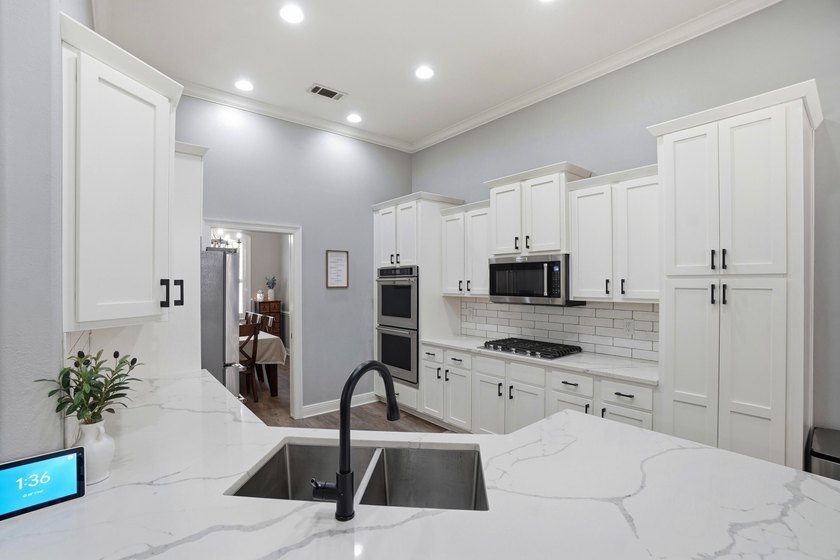 Movie theater? Covered heated pool? This stunning 5 bed, 4 bath - photo 15