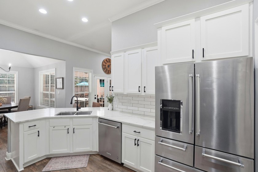 Movie theater? Covered heated pool? This stunning 5 bed, 4 bath - photo 16