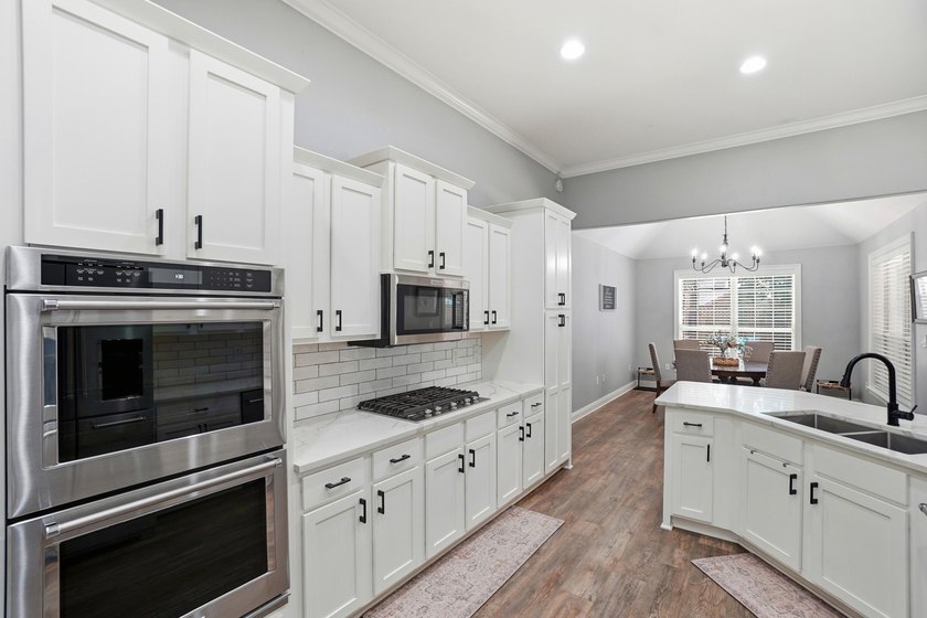 Movie theater? Covered heated pool? This stunning 5 bed, 4 bath - photo 17