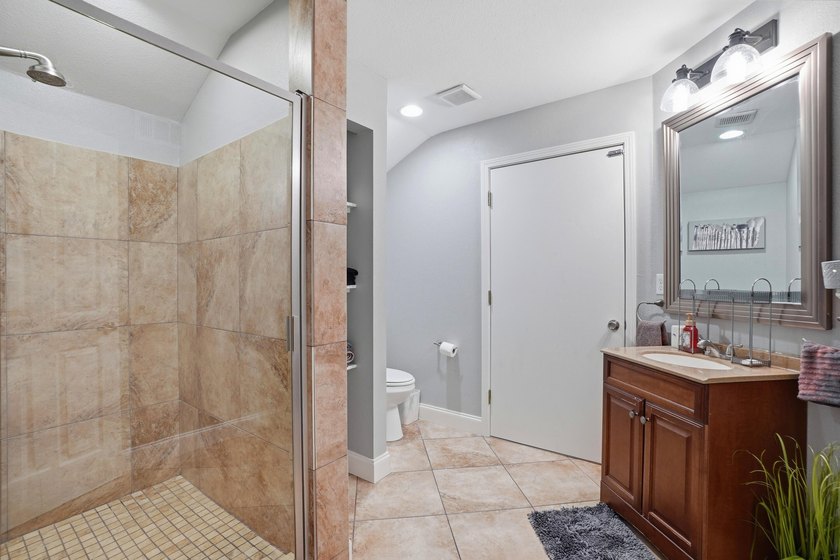 Movie theater? Covered heated pool? This stunning 5 bed, 4 bath - photo 38