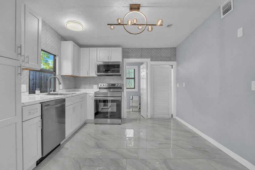 Fully updated 3BR/2BA home in historic North Palm Beach with 1 - photo 11