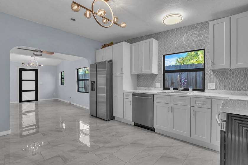 Fully updated 3BR/2BA home in historic North Palm Beach with 1 - photo 13