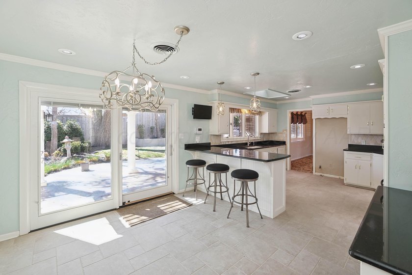 Welcome to a masterclass in craftsmanship at 19 Southridge Drive - photo 17
