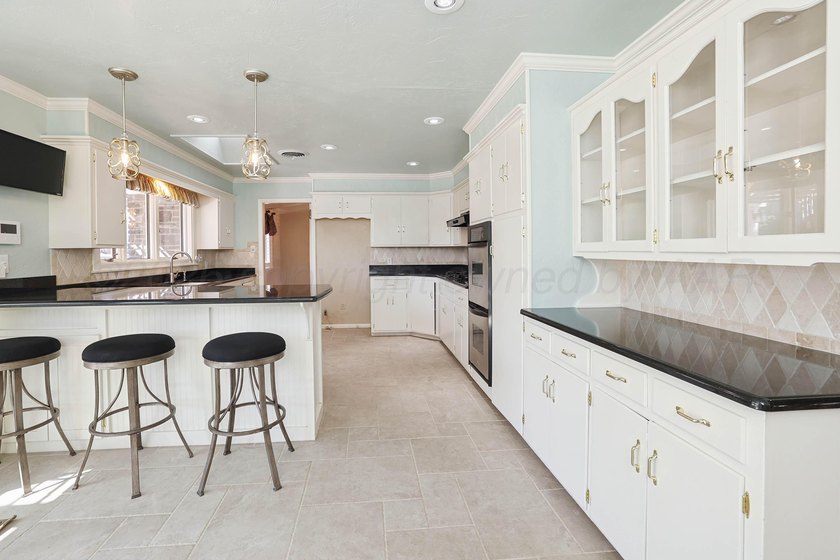Welcome to a masterclass in craftsmanship at 19 Southridge Drive - photo 19