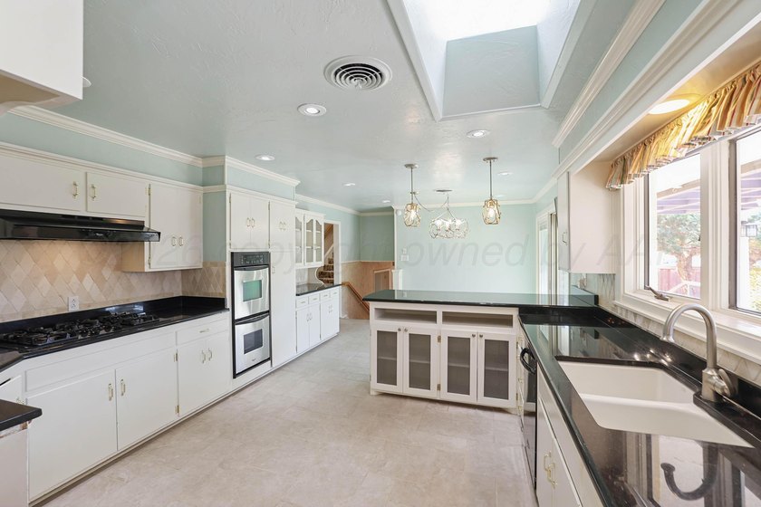 Welcome to a masterclass in craftsmanship at 19 Southridge Drive - photo 21