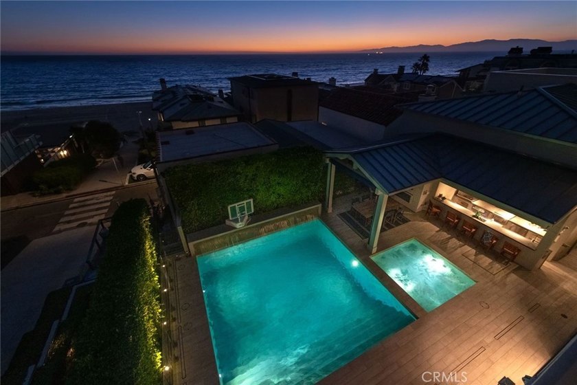 Perfectly positioned on an exclusive double-lot walk street in - photo 2