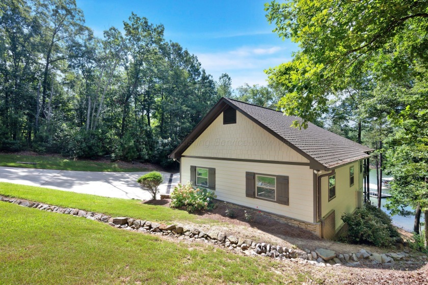 6 bed/4.5 bath newly renovated home in the exclusive, gated Blue - photo 2