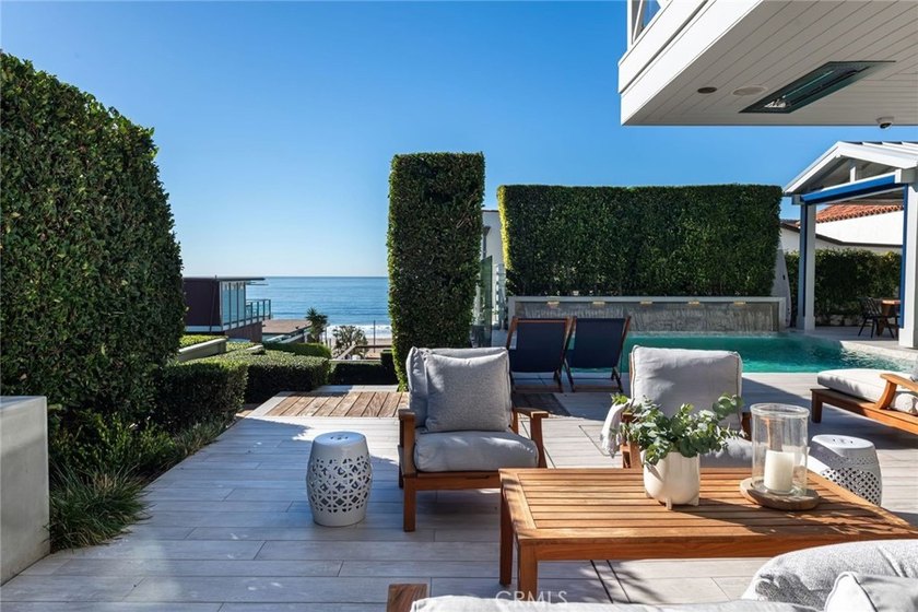 Perfectly positioned on an exclusive double-lot walk street in - photo 3