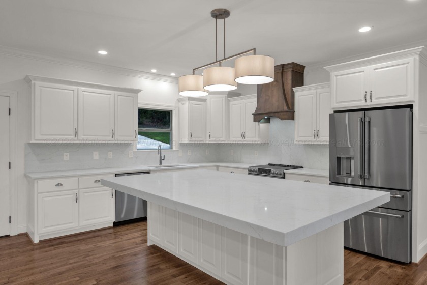 6 bed/4.5 bath newly renovated home in the exclusive, gated Blue - photo 5