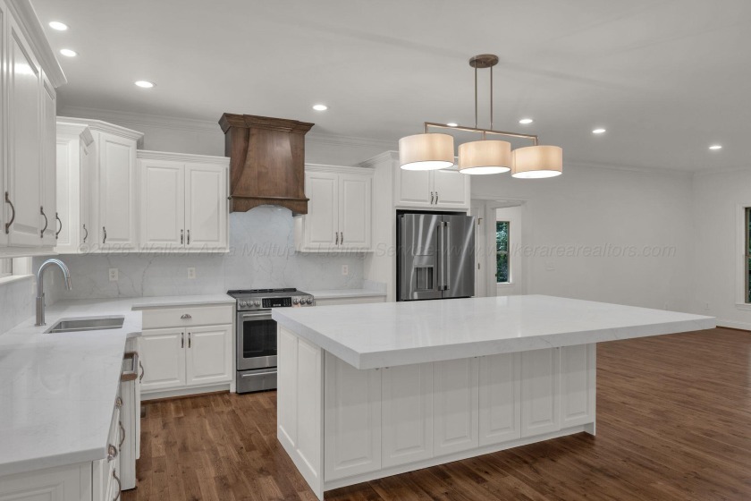 6 bed/4.5 bath newly renovated home in the exclusive, gated Blue - photo 6