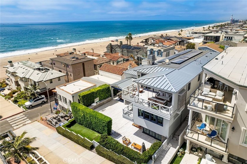 Perfectly positioned on an exclusive double-lot walk street in - photo 8