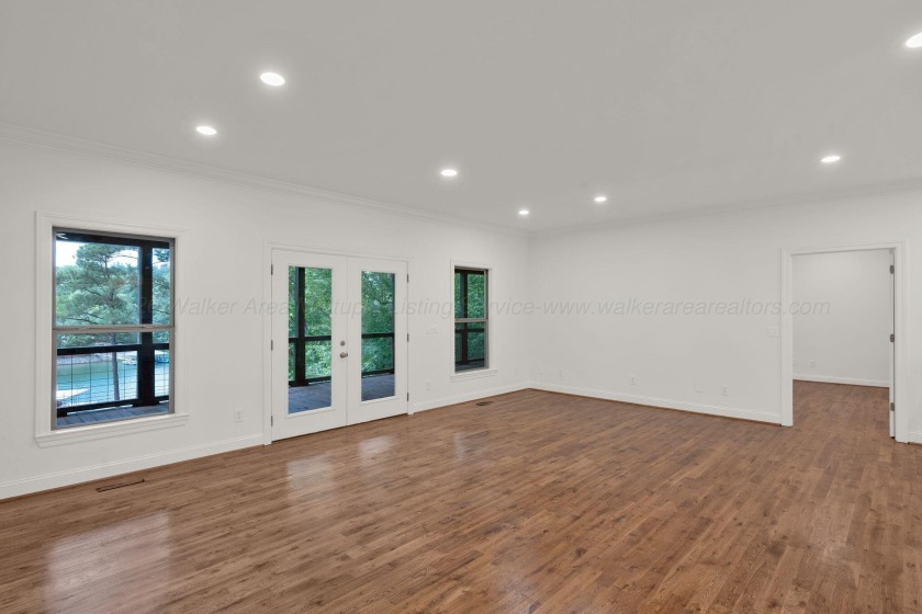 6 bed/4.5 bath newly renovated home in the exclusive, gated Blue - photo 8