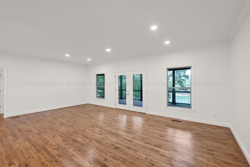 6 bed/4.5 bath newly renovated home in the exclusive, gated Blue - photo 9