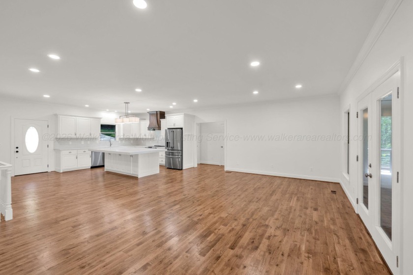 6 bed/4.5 bath newly renovated home in the exclusive, gated Blue - photo 10