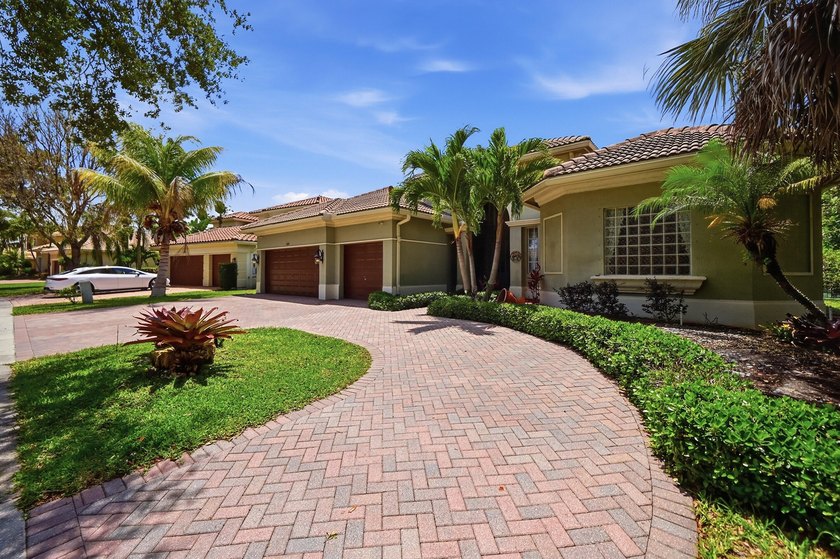Welcome to your private Florida oasis, single-story 4-bedroom - photo 2