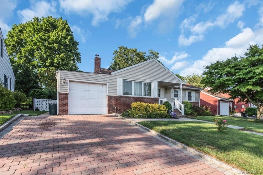 Welcome home... This impeccably maintained Glen Cove Ranch - photo 3