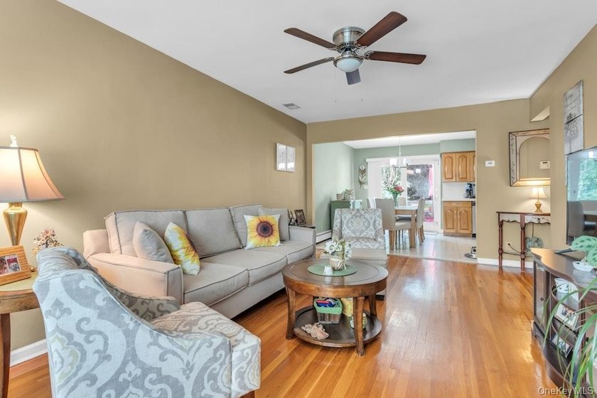 Welcome home... This impeccably maintained Glen Cove Ranch - photo 4