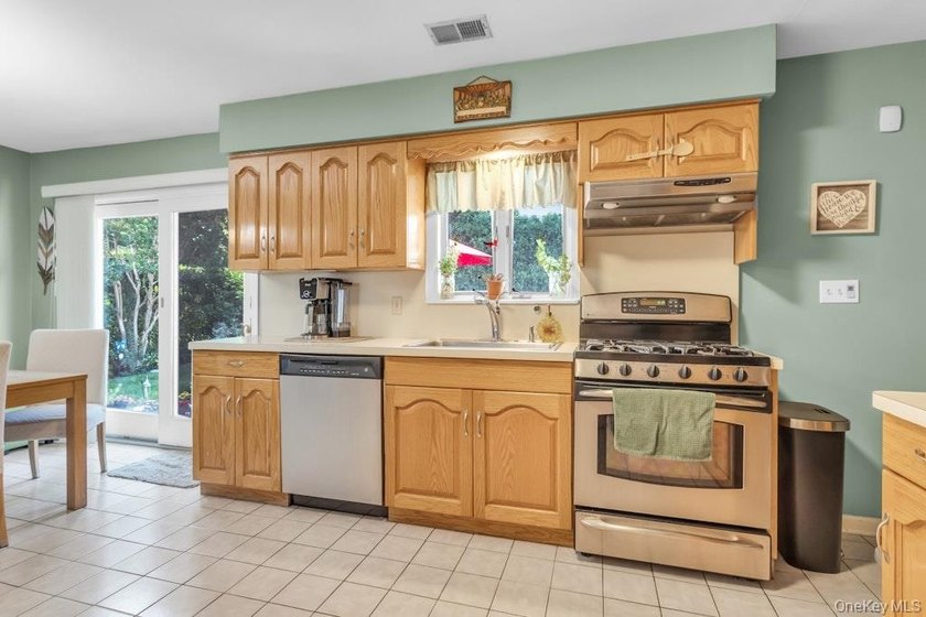 Welcome home... This impeccably maintained Glen Cove Ranch - photo 10