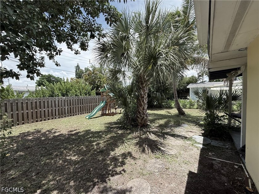 Palmlee Park is a neighborhood in Fort Myers, Florida. Palmlee - photo 8