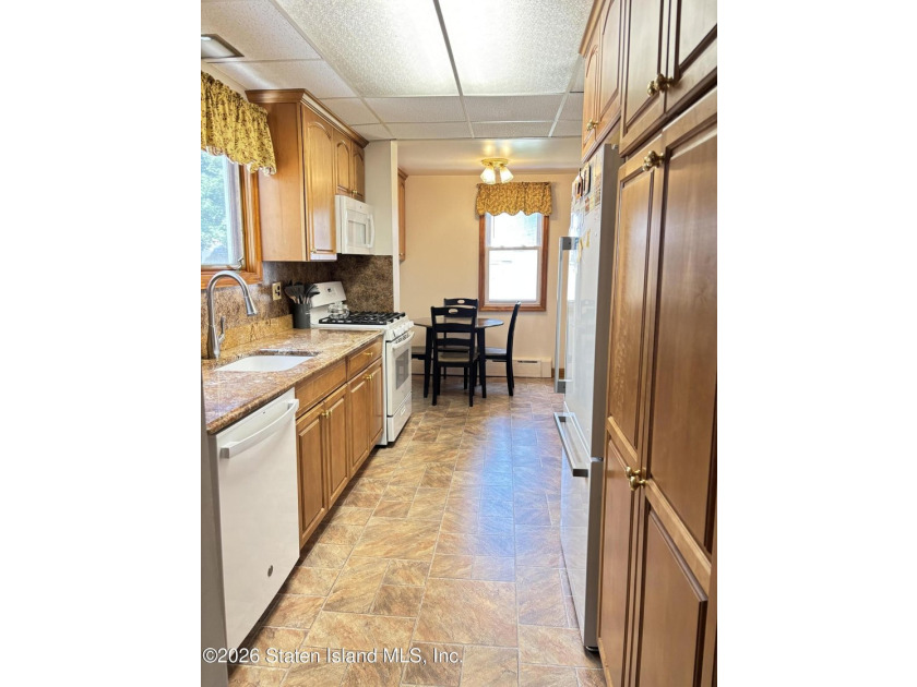 Welcome to 19 Rainbow Ave! Pride of ownership is evident in this - photo 11