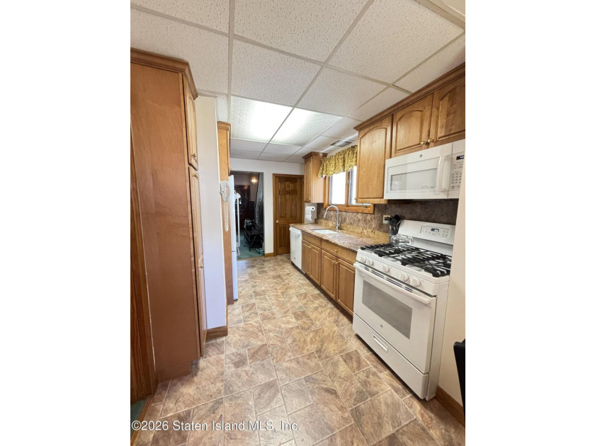 Welcome to 19 Rainbow Ave! Pride of ownership is evident in this - photo 12
