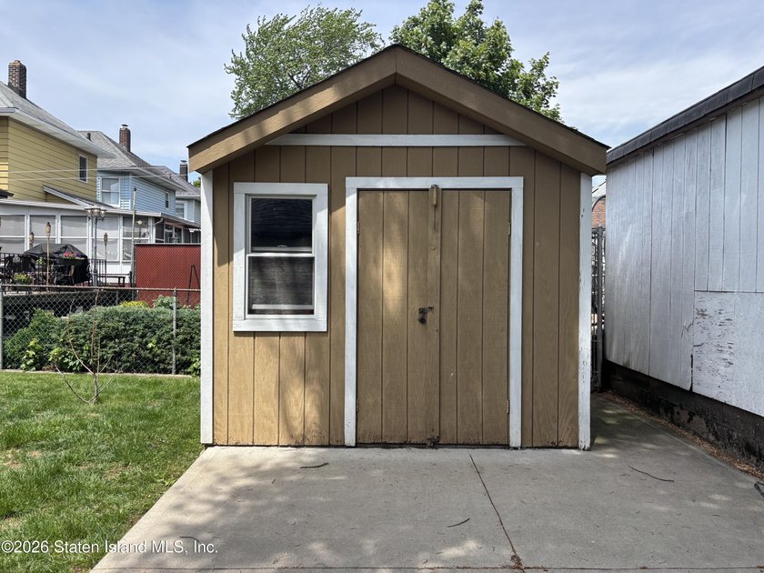Welcome to 19 Rainbow Ave! Pride of ownership is evident in this - photo 41
