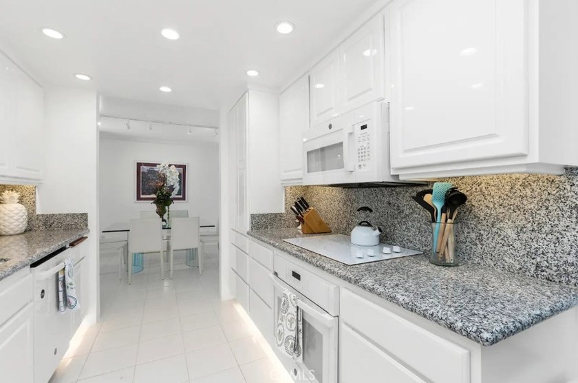 Enjoy staying in Newport's most premier luxury high-rise! - photo 9