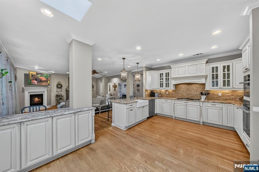 Spectacular Colonial in Sought-After Vizcaya Estates! Welcome to - photo 2