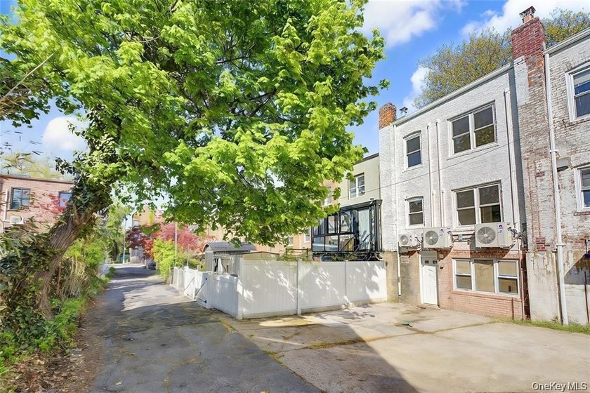 Forest Hills prime location! Fully renovated, Move-in Ready - photo 14
