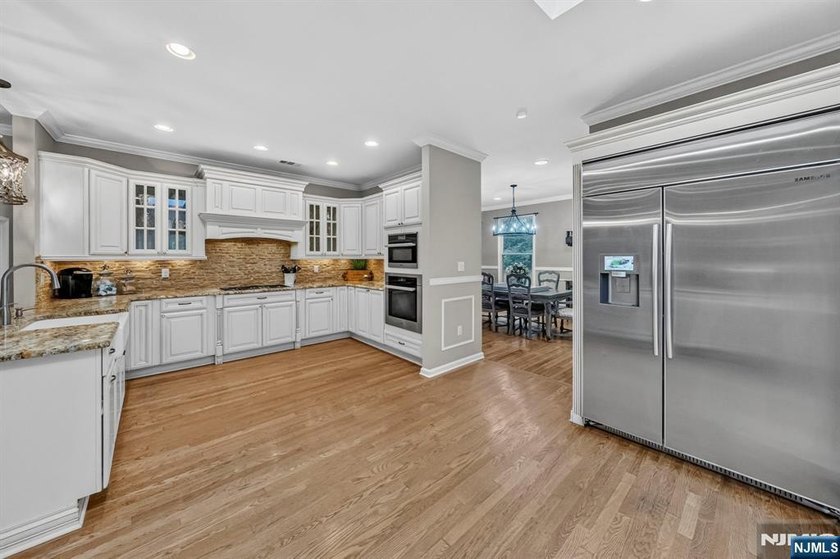 Spectacular Colonial in Sought-After Vizcaya Estates! Welcome to - photo 4