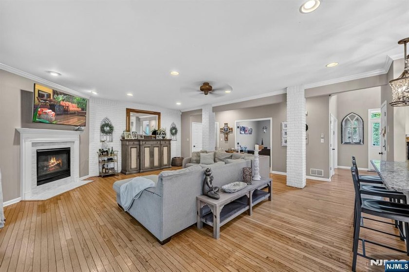 Spectacular Colonial in Sought-After Vizcaya Estates! Welcome to - photo 8