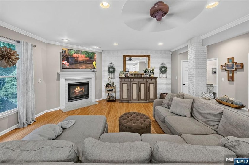 Spectacular Colonial in Sought-After Vizcaya Estates! Welcome to - photo 9