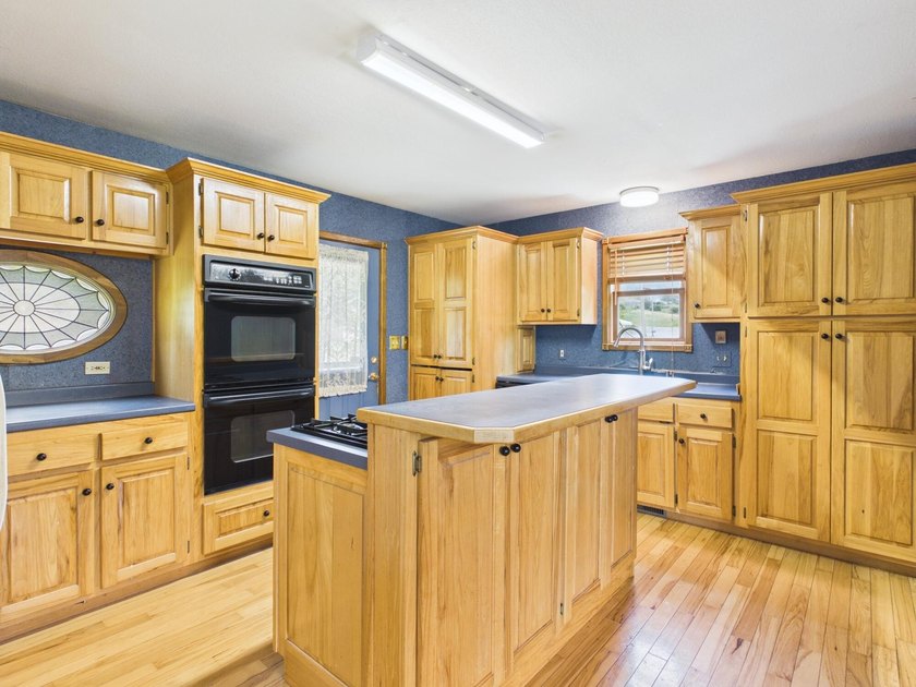 Unlock the potential of this charming lakefront fixer-upper on - photo 22