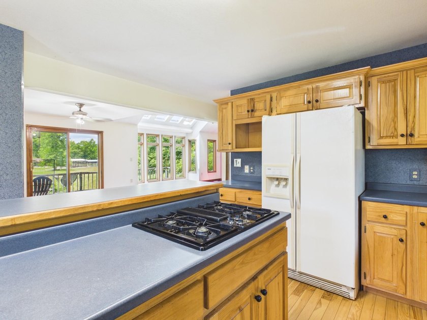 Unlock the potential of this charming lakefront fixer-upper on - photo 24