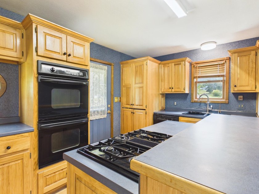 Unlock the potential of this charming lakefront fixer-upper on - photo 25