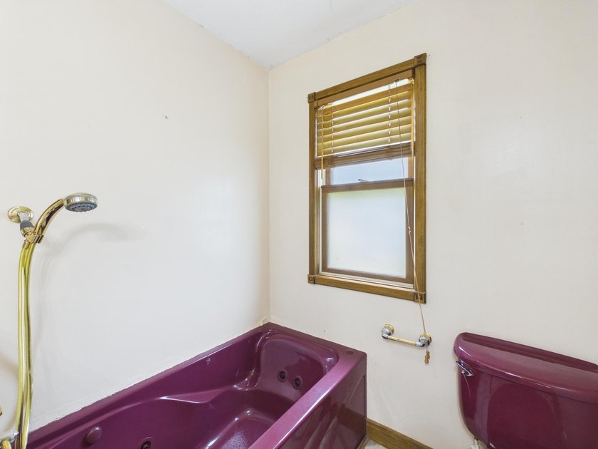 Unlock the potential of this charming lakefront fixer-upper on - photo 28