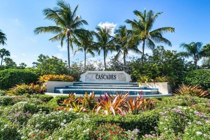 Welcome to this single-story waterfront residence in the - photo 39