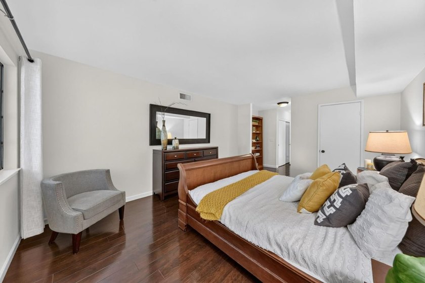 Welcome to 5001 Cribari Vale, a desirable single-level residence - photo 22