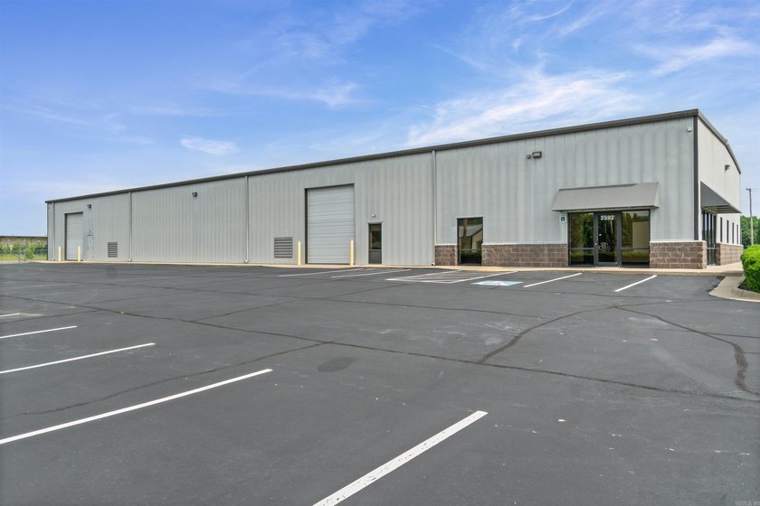 Premium commercial land and building with outstanding traffic - photo 2