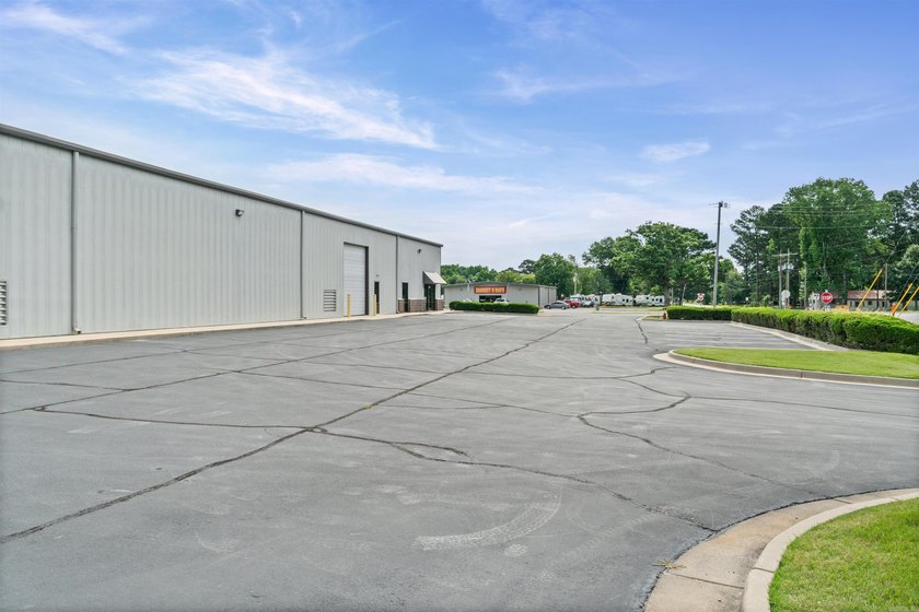 Premium commercial land and building with outstanding traffic - photo 3