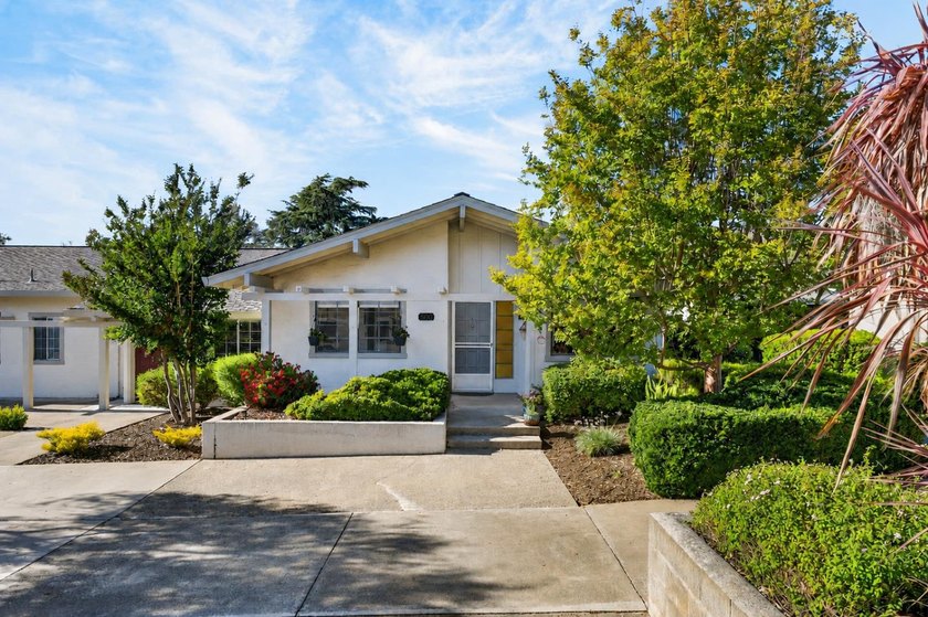 Welcome to 5001 Cribari Vale, a desirable single-level residence - photo 36