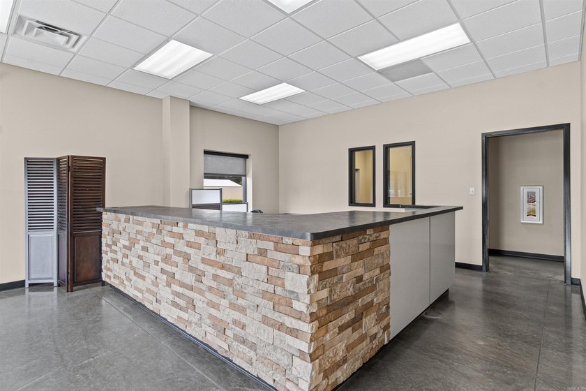 Premium commercial land and building with outstanding traffic - photo 9