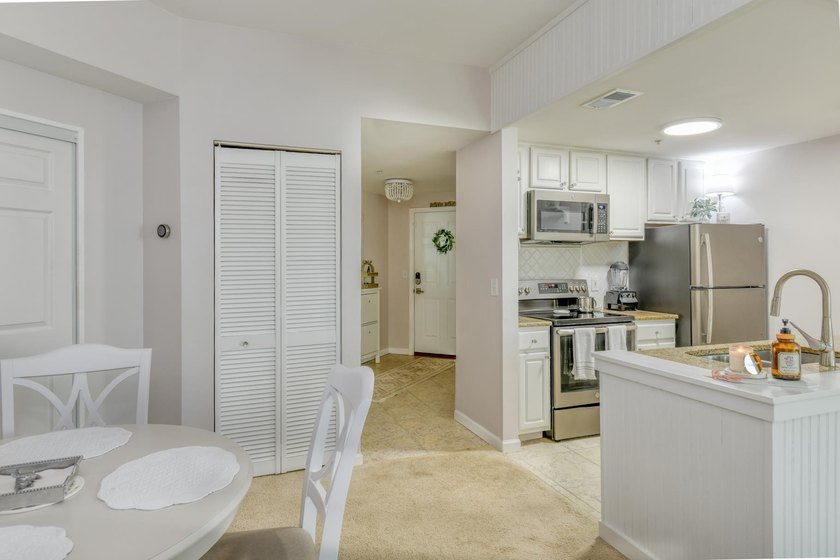 Beautifully updated 2-bedroom, 2-bath condo located on the third - photo 11