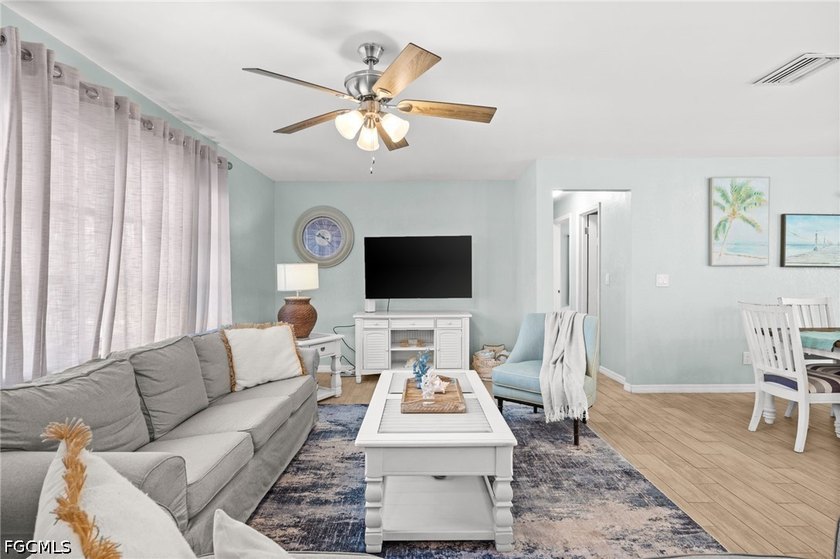 Welcome to this beautifully renovated 3-bedroom, 2-bathroom pool - photo 5