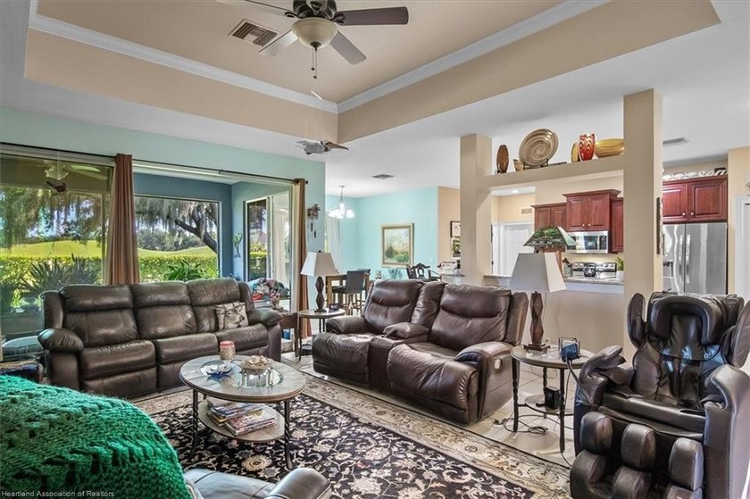BEAUTIFUL GOLF COURSE HOME in The Country Club of Sebring. This - photo 3