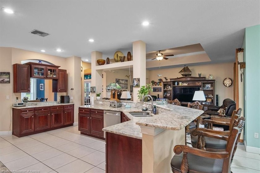 BEAUTIFUL GOLF COURSE HOME in The Country Club of Sebring. This - photo 4