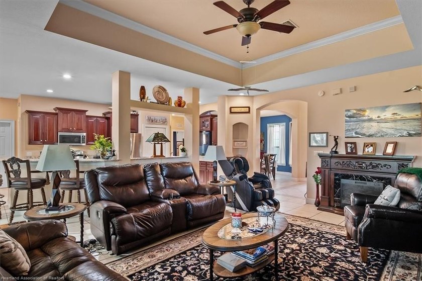 BEAUTIFUL GOLF COURSE HOME in The Country Club of Sebring. This - photo 7