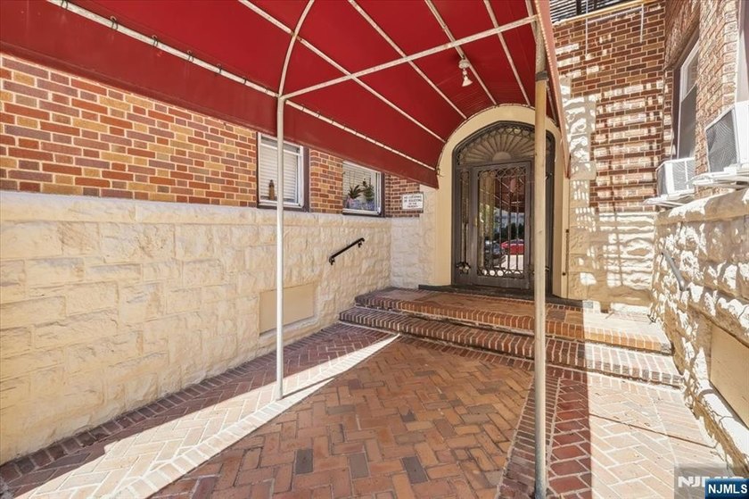 Enjoy easy living in this bright and inviting 550 sq ft - photo 4
