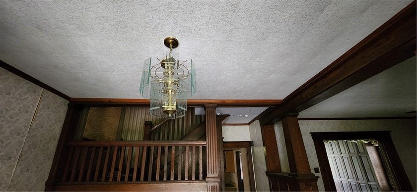 Large 6-bedroom home with more than 2,000 sq. ft of space - photo 4